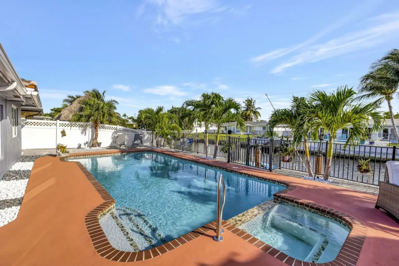 Private vacation retreat with garden in Deerfield Beach