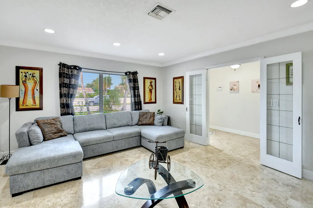 Waterfront vacation home with modern amenities in Boca Raton