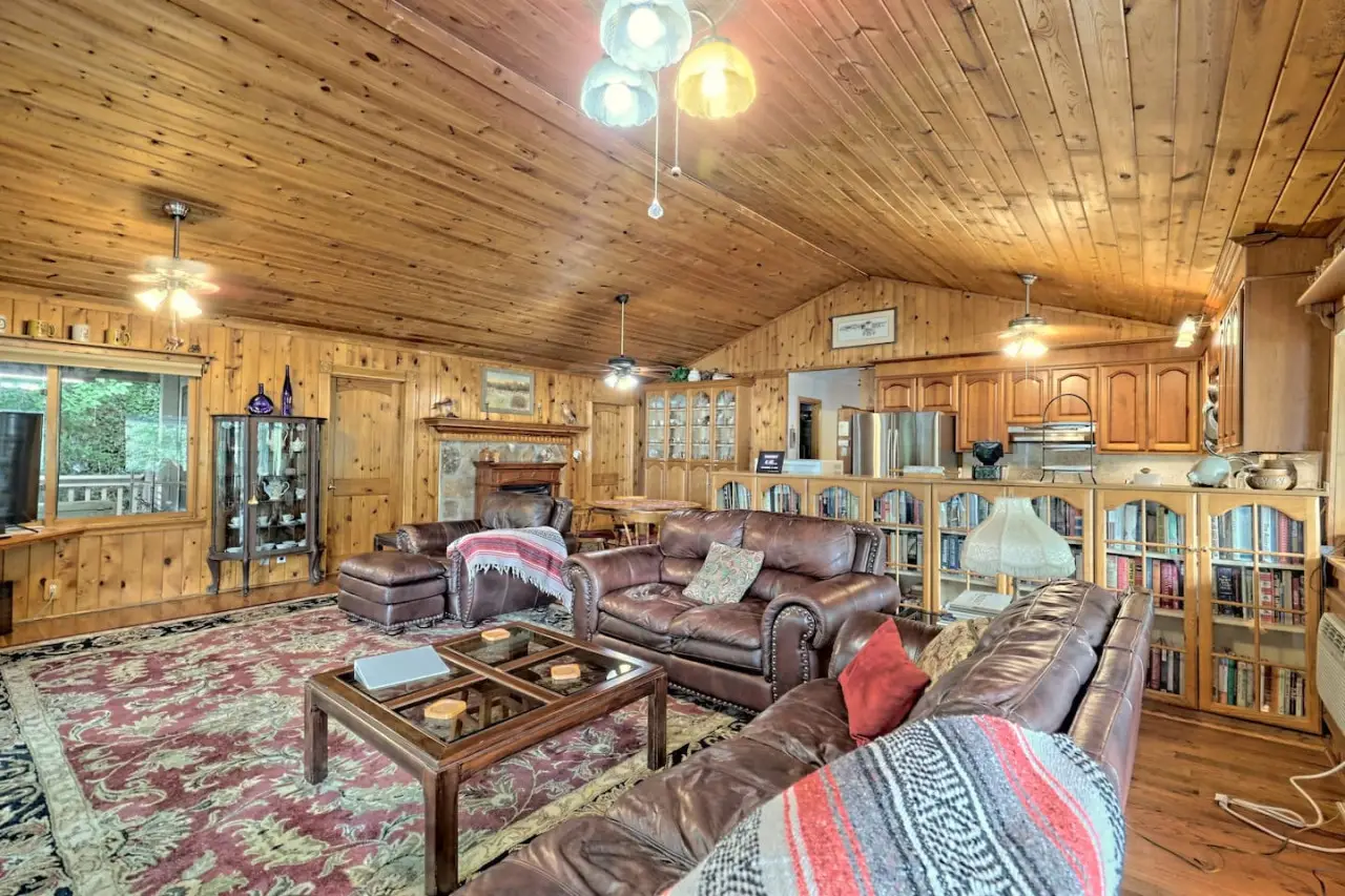 Pet-friendly retreat near Lake Burton in Clayton, Georgia