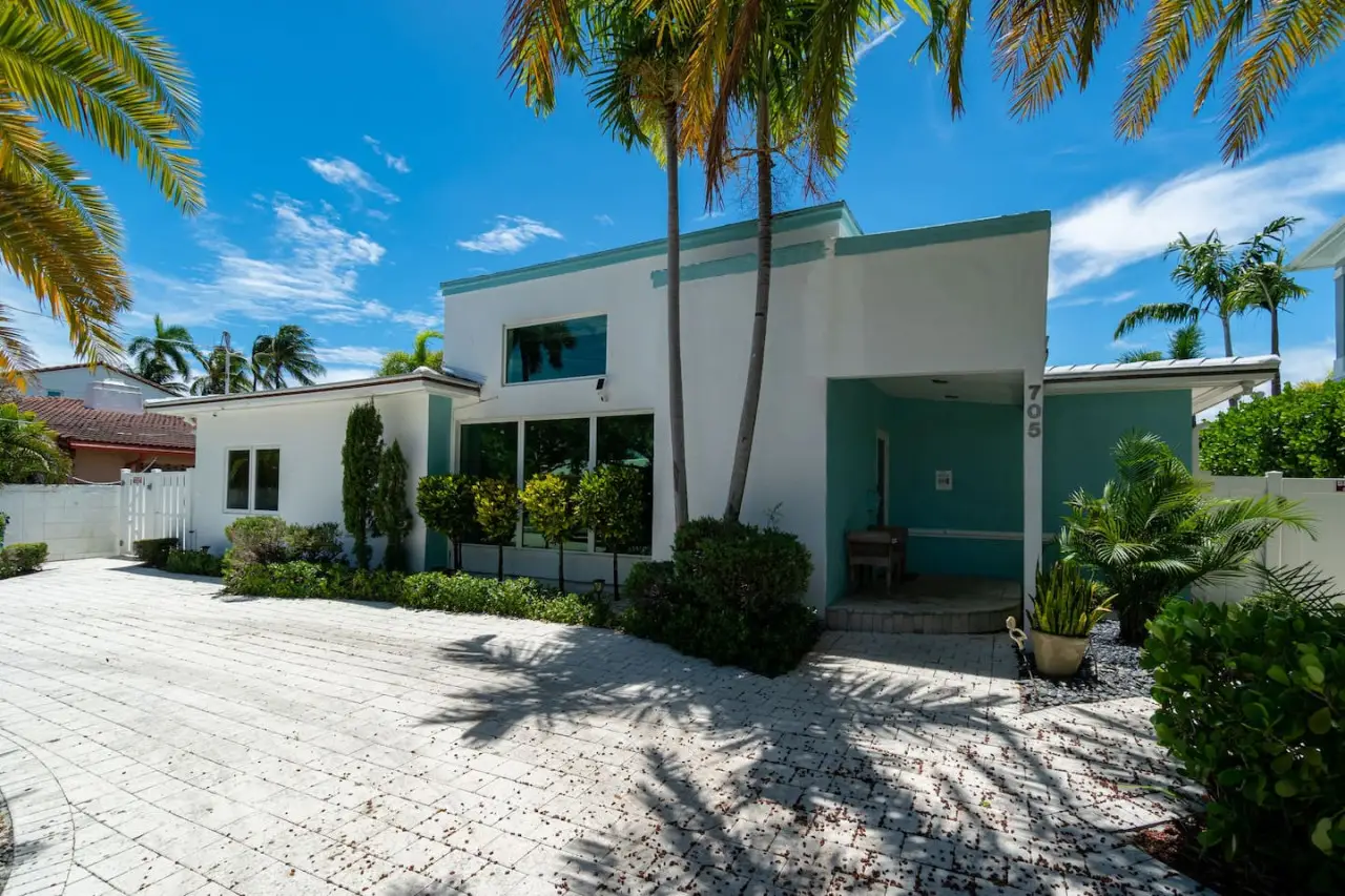 Beach house with a view of Fort Lauderdale’s skyline