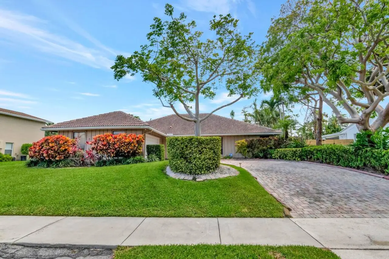 Stylish condo with ocean views in Boca Raton, Florida