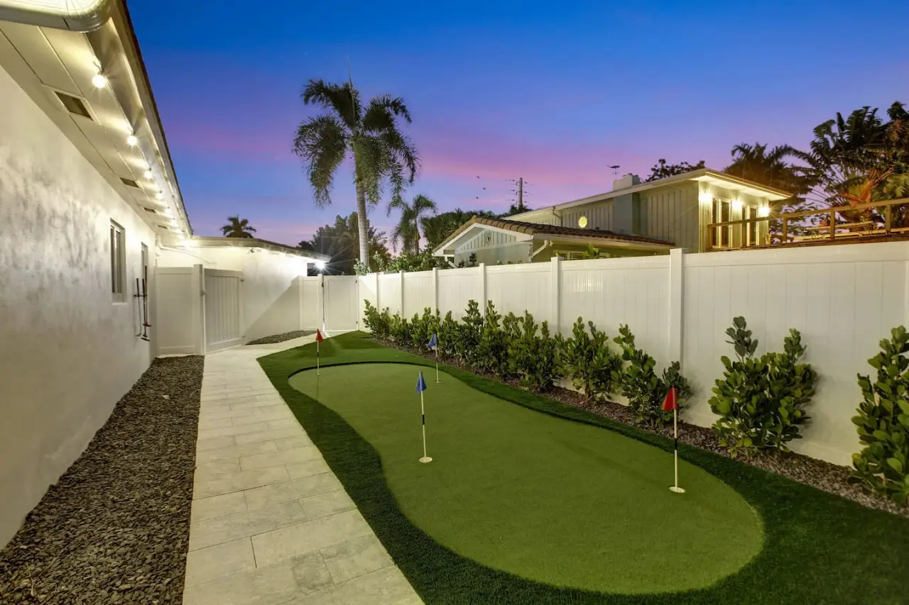 Modern Fort Lauderdale vacation house with a pool