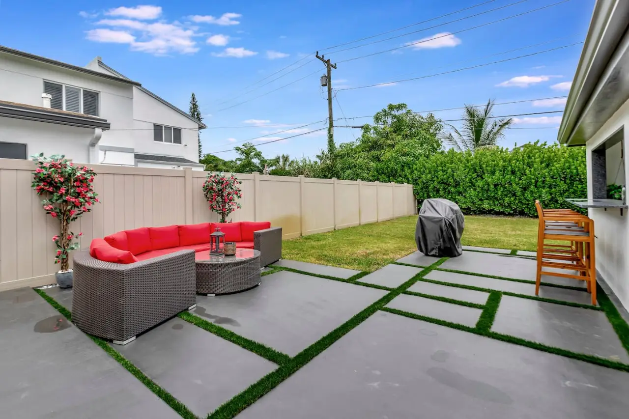 Fully equipped kitchen in a contemporary 3-bedroom duplex rental