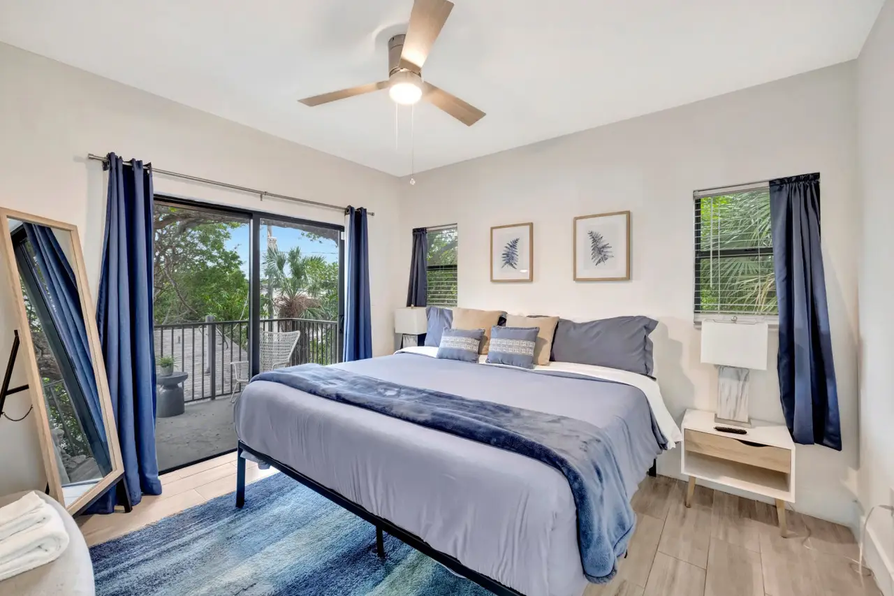 Spacious master bathroom with double vanity in Fort Lauderdale townhome