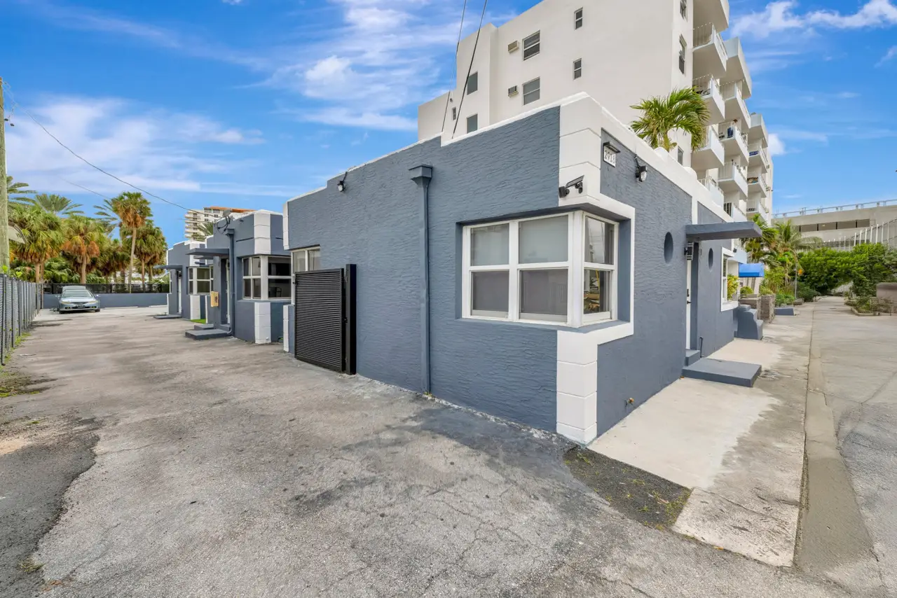 Modern kitchen in 2-bedroom vacation rental near Las Olas