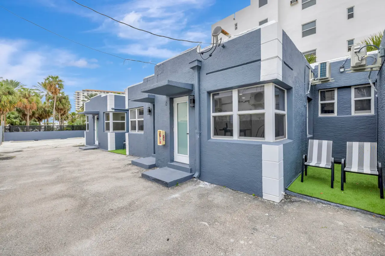 Fully equipped kitchen in a 1-bedroom vacation rental near Las Olas