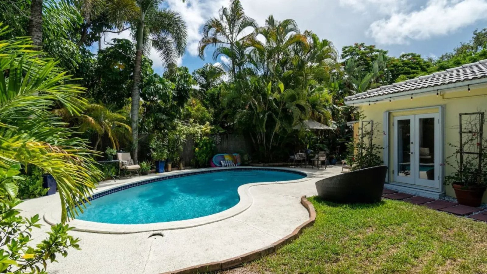 Family-friendly Fort Lauderdale vacation rental with heated pool, main house and private guest cottage in Victoria Park near Las Olas and the beach.