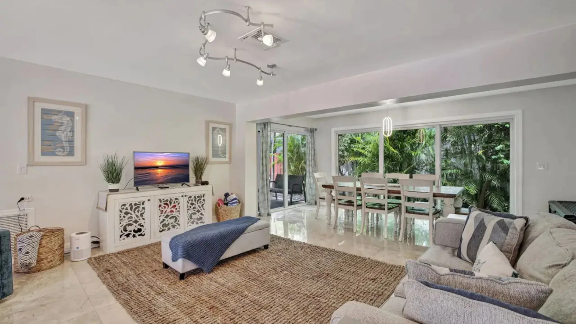 Luxury vacation rental in Lauderdale-by-the-Sea with pool and beach access